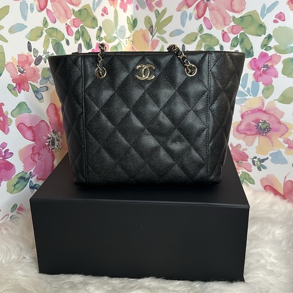 💯Authentic Chanel Quilted Shopping Bag PM Size- Good As New 🍀 - Picture 5 of 17